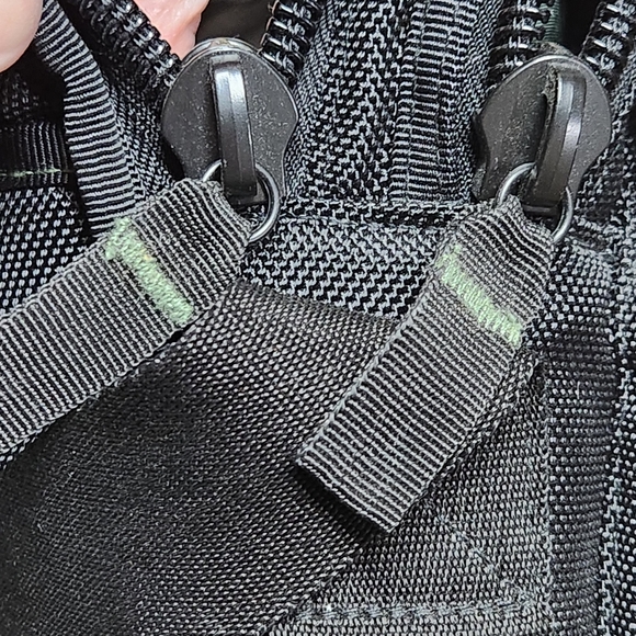 Targus Unofficial Messenger Case fits 16 inch Laptop Colors Black & Green - Picture 9 of 15